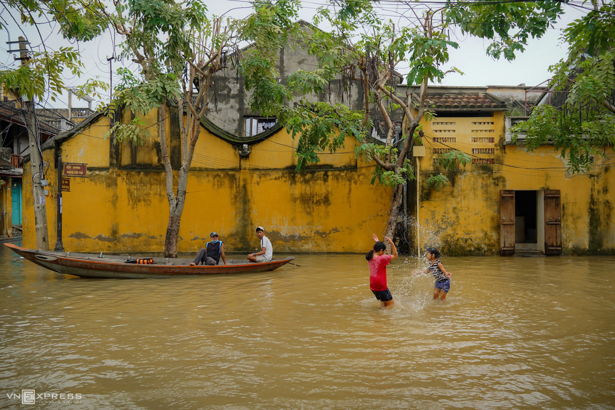 Boat rides around Hoi An ancient town in flood season Boat rides around Hoi An ancient town in flood season